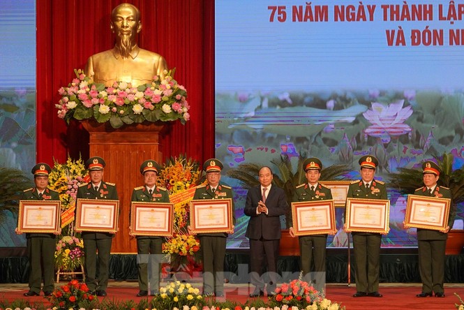 Tặng Huân chương Quân công hạng Nhất cho Quân đội nhân dân Việt Nam - ảnh 1