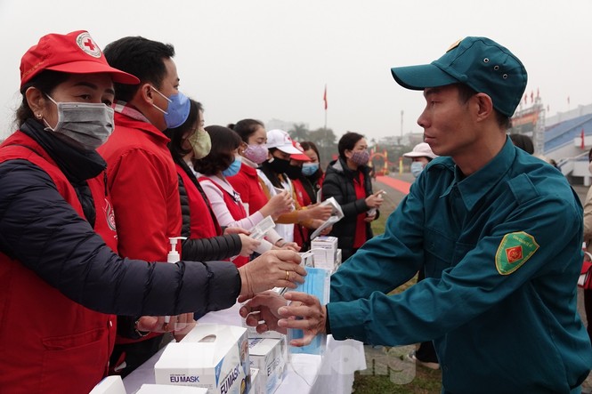 Hơn 1.000 thanh niên Thủ đô viết đơn tình nguyện nhập ngũ - ảnh 2