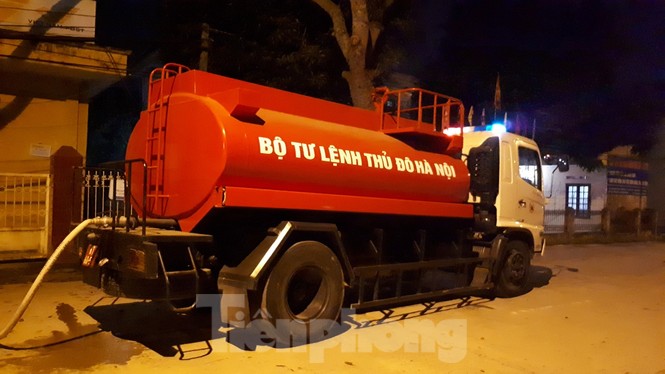 Bộ Tư lệnh Thủ đô tiêu độc ổ dịch Hạ Lôi trong đêm - ảnh 2