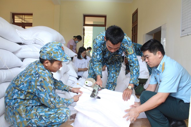 Dùng trực thăng Mi-171 vận chuyển lương thực cho người dân bị cô lập - ảnh 1