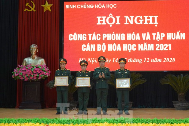 Bộ đội Hóa học tẩy trùng, vệ sinh môi trường hơn 3,8 triệu m2 - ảnh 4