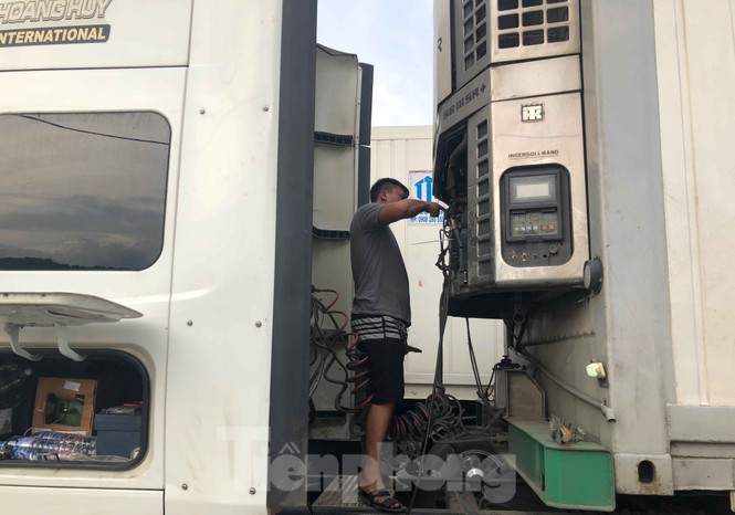 Trung Quốc dùng máy soi hàng, hàng trăm xe container Thanh Long ùn ứ ở cửa khẩu - ảnh 8