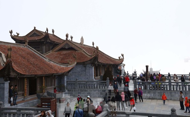 Không khí lạnh tràn về, khách du lịch co ro trong cái lạnh dưới 10 độ C ở Sa Pa - ảnh 13