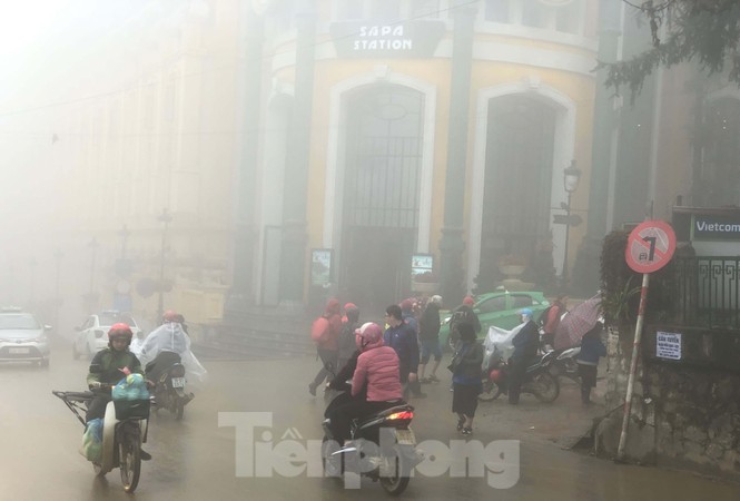 Không khí lạnh tràn về, khách du lịch co ro trong cái lạnh dưới 10 độ C ở Sa Pa - ảnh 1