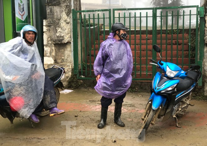 Không khí lạnh tràn về, khách du lịch co ro trong cái lạnh dưới 10 độ C ở Sa Pa - ảnh 7