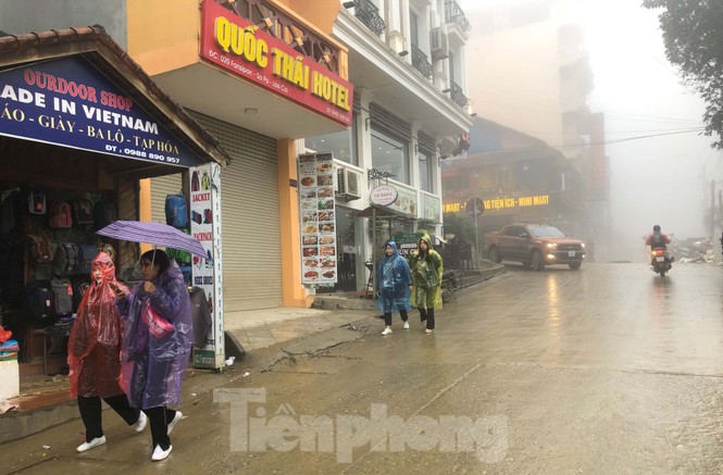 Không khí lạnh tràn về, khách du lịch co ro trong cái lạnh dưới 10 độ C ở Sa Pa - ảnh 11