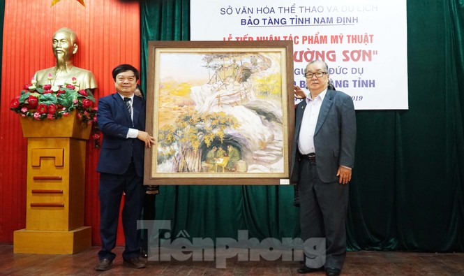 Hoạ sỹ Đức Dụ tặng tranh về 'Ký ức Trường Sơn' cho Bảo tàng Nam Định - ảnh 2
