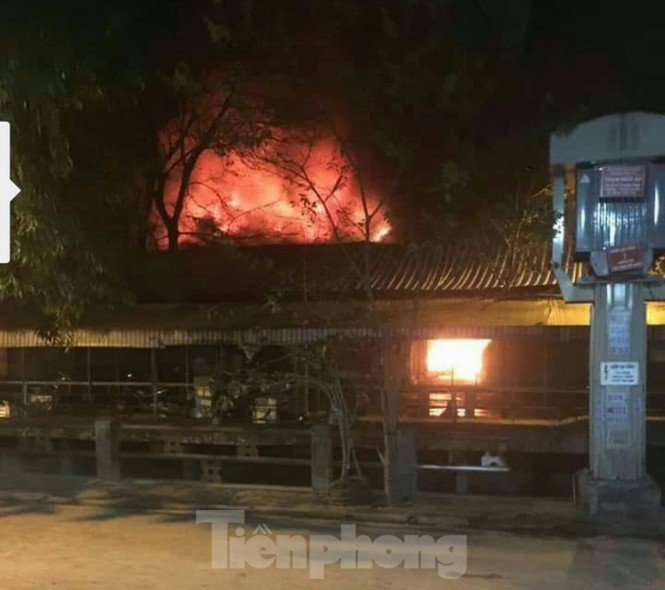 Cháy chợ trong đêm, hàng chục ki ốt bị thiêu rụi - ảnh 2