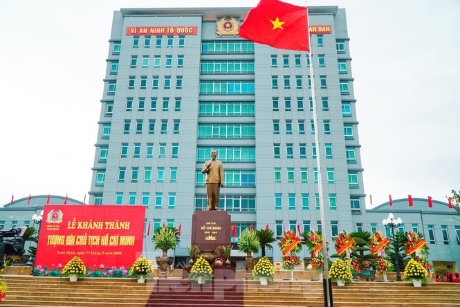 Khánh thành tượng đài Chủ tịch Hồ Chí Minh tại trụ sở Công an tỉnh Nam Định - ảnh 5