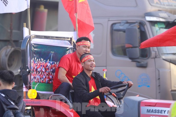 Cổ động viên lái máy cày đến Nội Bài đón những nhà vô địch SEA Games - ảnh 9