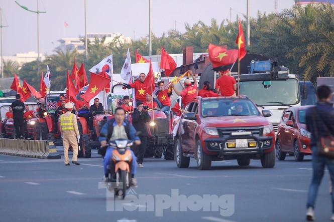 Cổ động viên lái máy cày đến Nội Bài đón những nhà vô địch SEA Games - ảnh 5