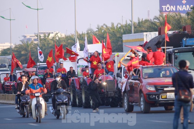 Cổ động viên lái máy cày đến Nội Bài đón những nhà vô địch SEA Games - ảnh 10