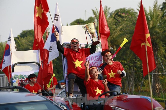 Cổ động viên lái máy cày đến Nội Bài đón những nhà vô địch SEA Games - ảnh 6