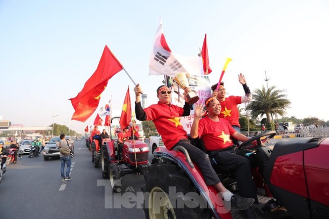 Cổ động viên lái máy cày đến Nội Bài đón những nhà vô địch SEA Games - ảnh 2