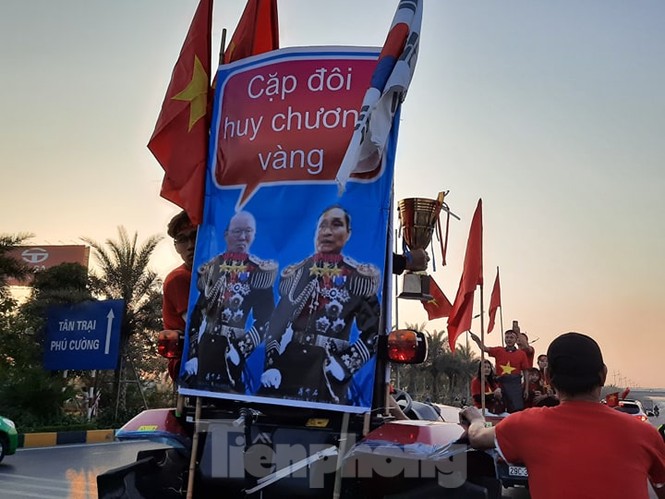 Cổ động viên lái máy cày đến Nội Bài đón những nhà vô địch SEA Games - ảnh 7