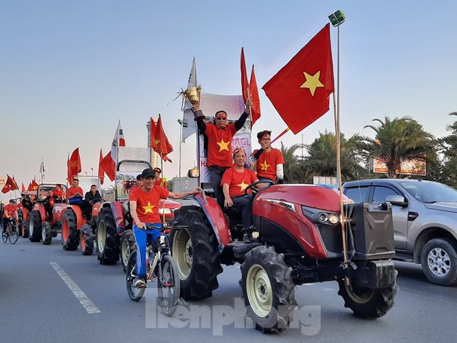 Cổ động viên lái máy cày đến Nội Bài đón những nhà vô địch SEA Games - ảnh 3