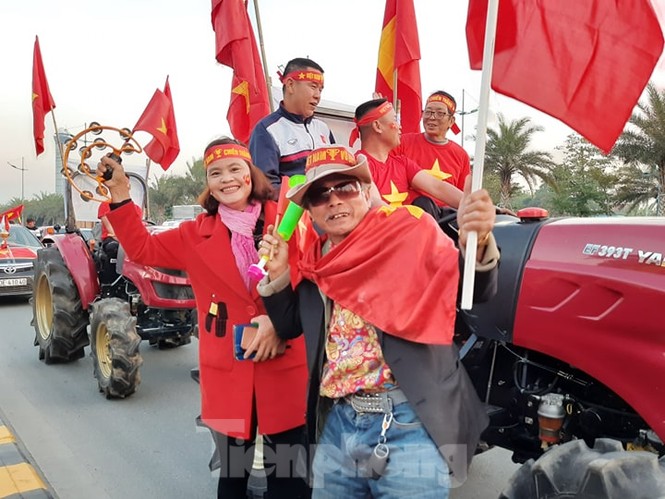 Cổ động viên lái máy cày đến Nội Bài đón những nhà vô địch SEA Games - ảnh 4