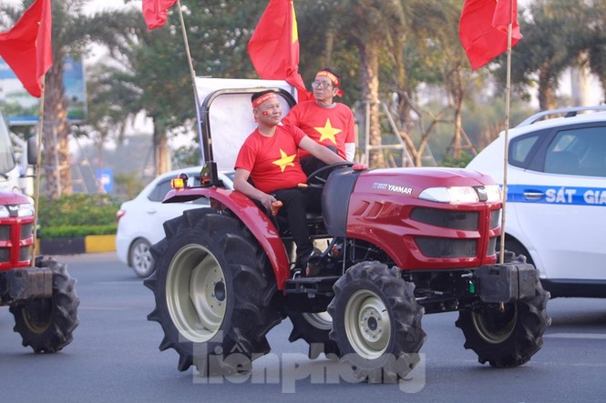 Cổ động viên lái máy cày đến Nội Bài đón những nhà vô địch SEA Games - ảnh 8