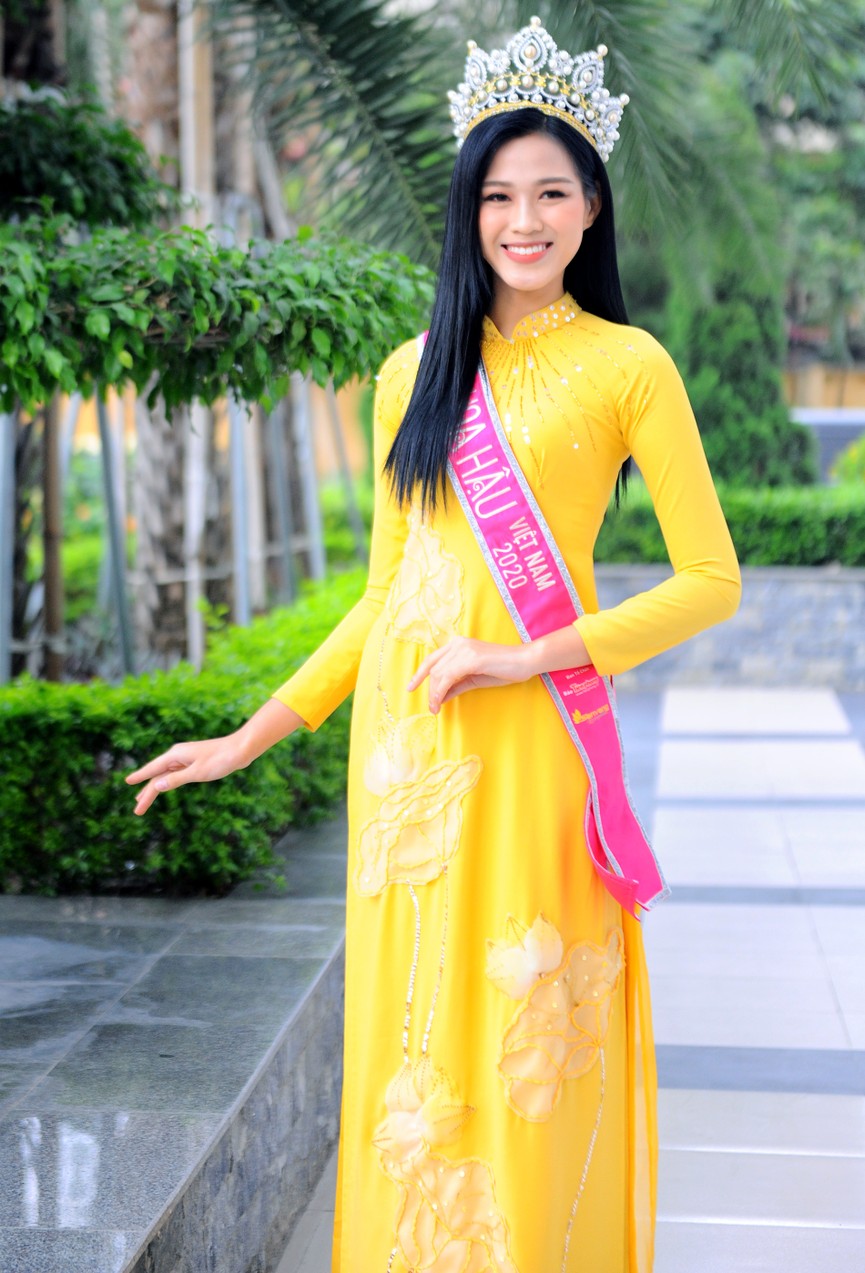 Hoa hậu Đỗ Thị Hà trở lại trường đại học với tà áo dài duyên dáng - ảnh 6