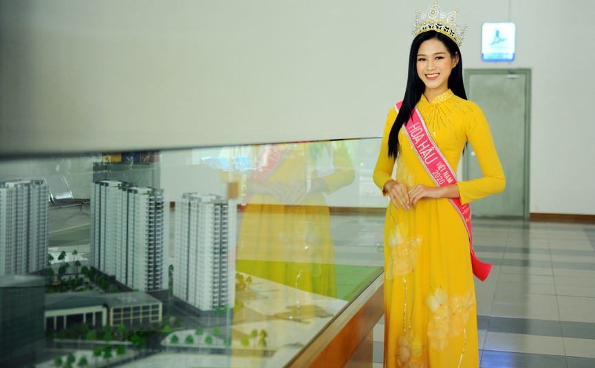 Hoa hậu Đỗ Thị Hà trở lại trường đại học với tà áo dài duyên dáng - ảnh 1