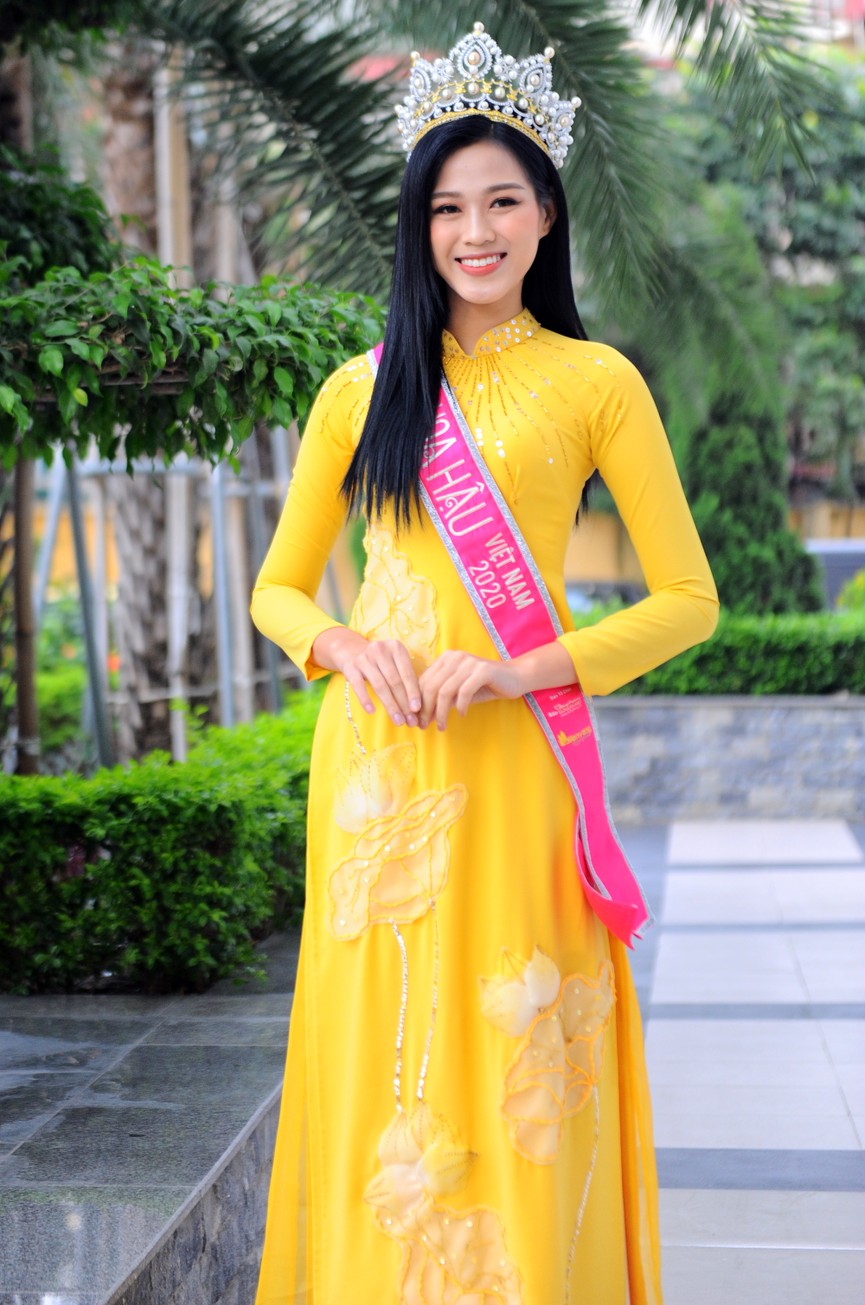 Hoa hậu Đỗ Thị Hà trở lại trường đại học với tà áo dài duyên dáng - ảnh 5