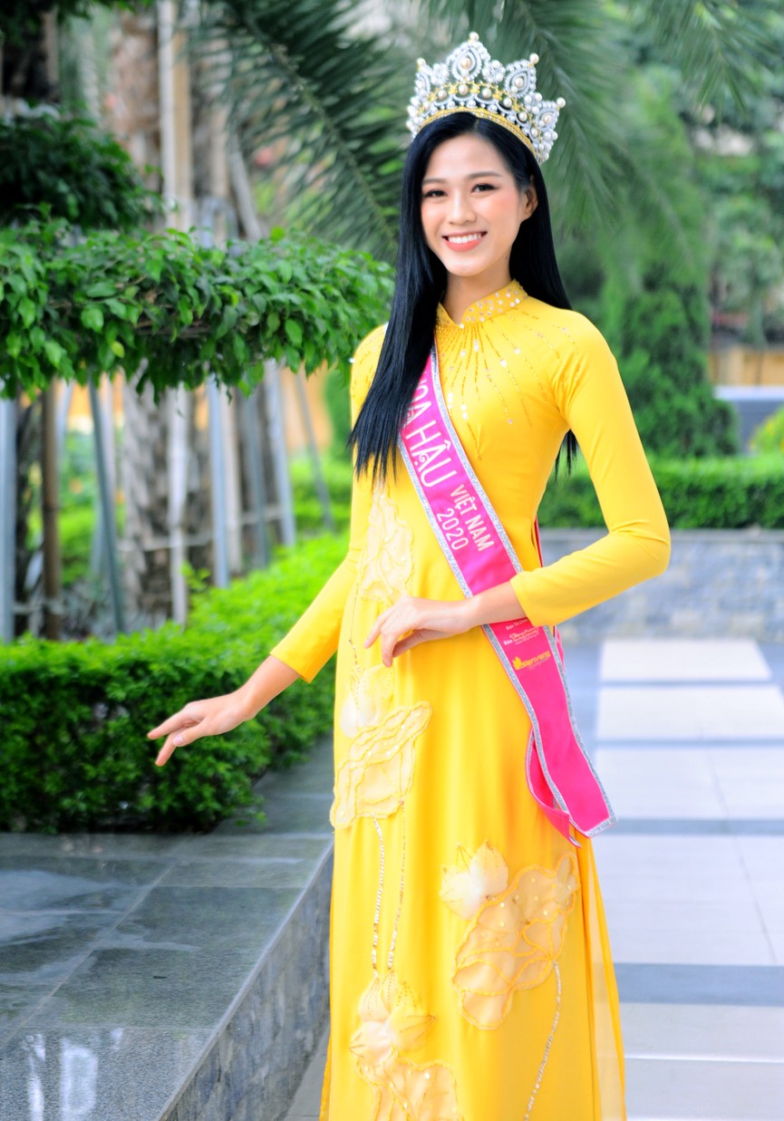 Hoa hậu Đỗ Thị Hà trở lại trường đại học với tà áo dài duyên dáng - ảnh 4