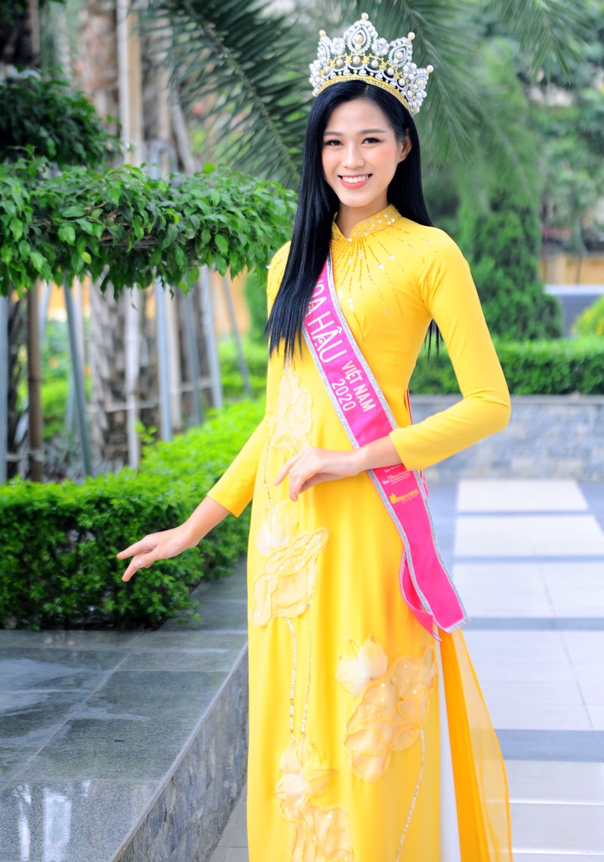Hoa hậu Đỗ Thị Hà trở lại trường đại học với tà áo dài duyên dáng - ảnh 3