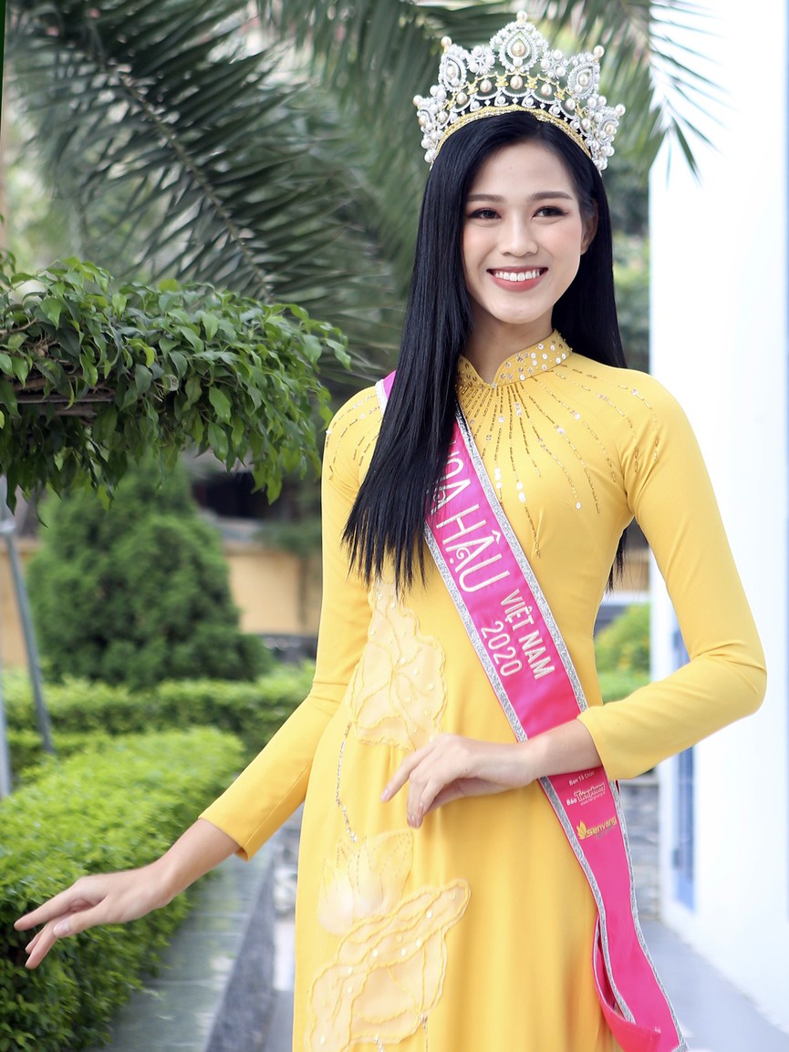 Hoa hậu Đỗ Thị Hà trở lại trường đại học với tà áo dài duyên dáng - ảnh 2