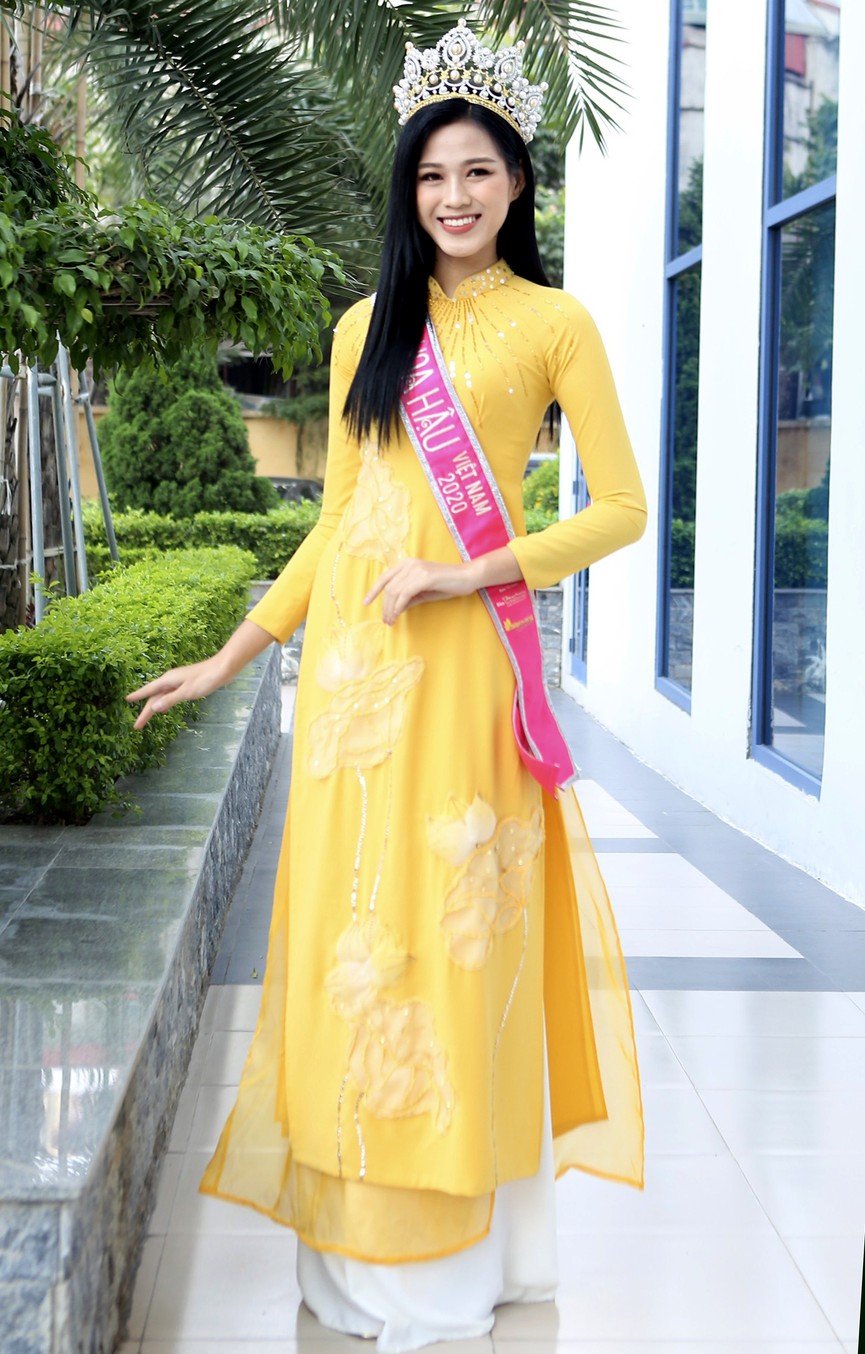 Hoa hậu Đỗ Thị Hà trở lại trường đại học với tà áo dài duyên dáng - ảnh 7
