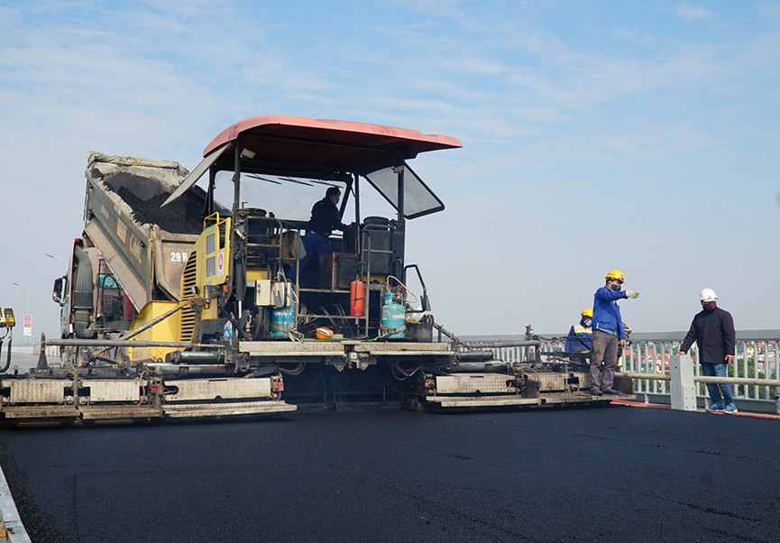 Cận cảnh 'đại công trường' sửa chữa mặt cầu Thăng Long trước ngày thông xe - ảnh 8