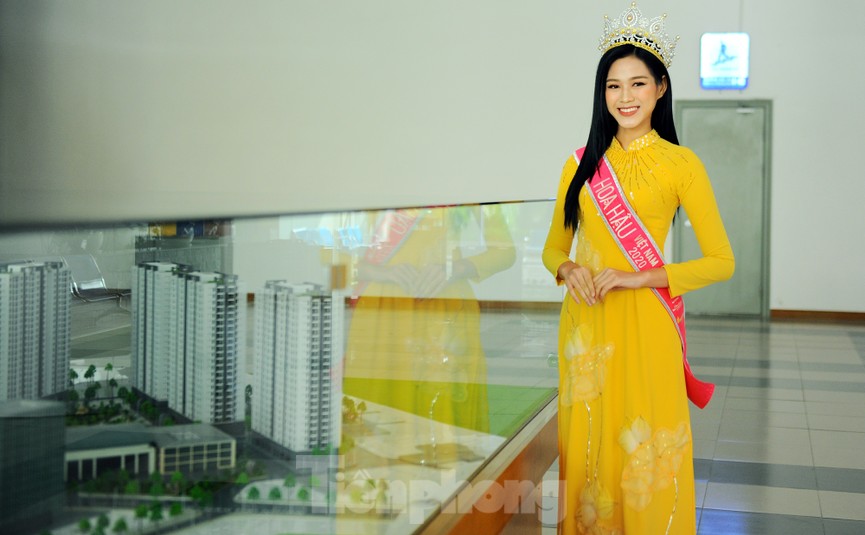 Hoa hậu Đỗ Thị Hà trở lại trường đại học với tà áo dài duyên dáng - ảnh 1
