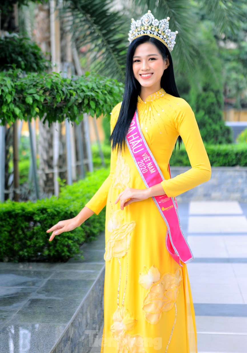 Hoa hậu Đỗ Thị Hà trở lại trường đại học với tà áo dài duyên dáng - ảnh 4