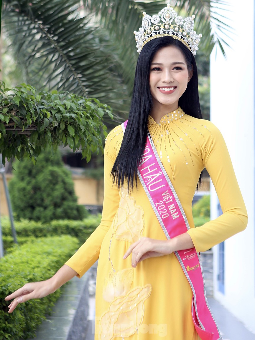 Hoa hậu Đỗ Thị Hà trở lại trường đại học với tà áo dài duyên dáng - ảnh 2