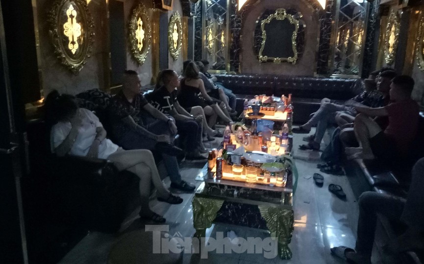 Đột kích nhà hàng ở Sài Gòn phát hiện hàng chục người đang phê ma tuý - ảnh 5