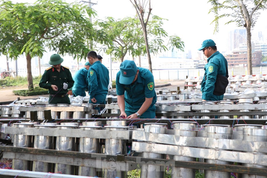 Trận địa pháo hoa trước giờ khai hoả đón năm mới ở Sài Gòn - ảnh 3