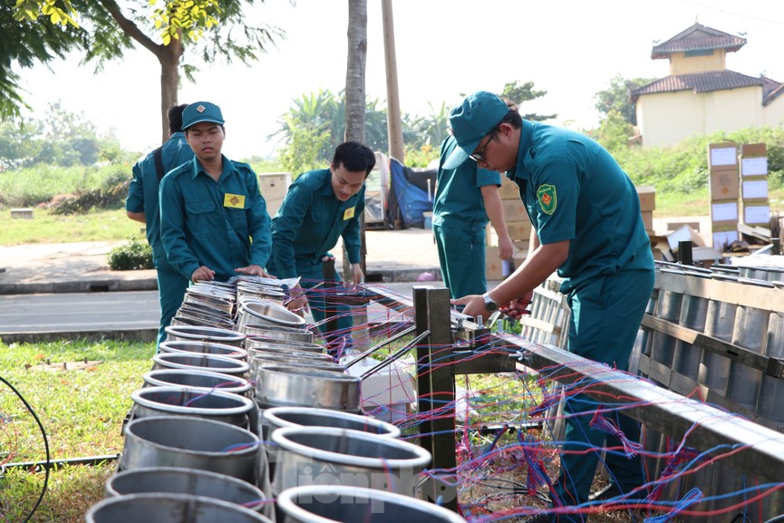 Trận địa pháo hoa trước giờ khai hoả đón năm mới ở Sài Gòn - ảnh 4