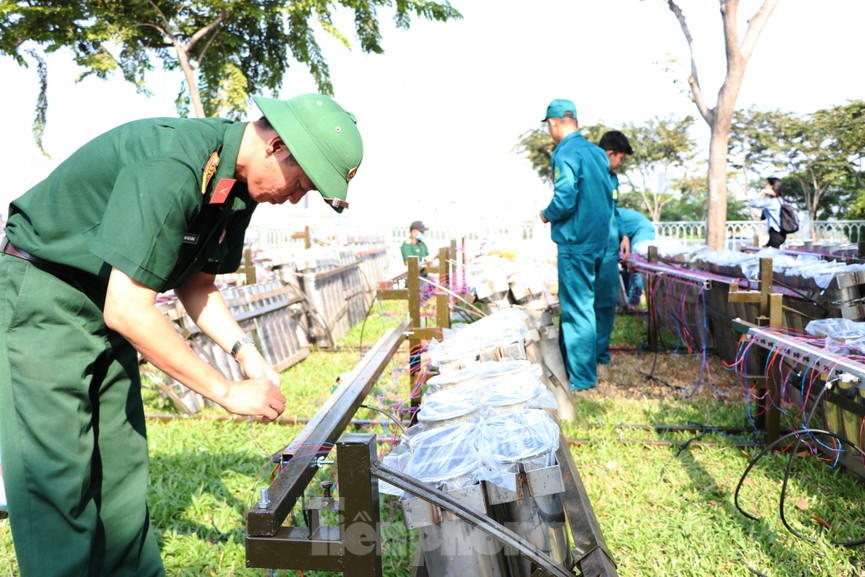 Trận địa pháo hoa trước giờ khai hoả đón năm mới ở Sài Gòn - ảnh 5