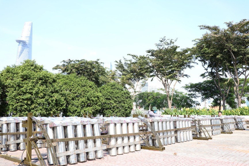 Trận địa pháo hoa trước giờ khai hoả đón năm mới ở Sài Gòn - ảnh 6