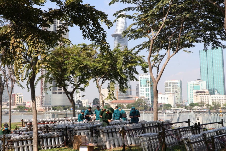 Trận địa pháo hoa trước giờ khai hoả đón năm mới ở Sài Gòn - ảnh 10