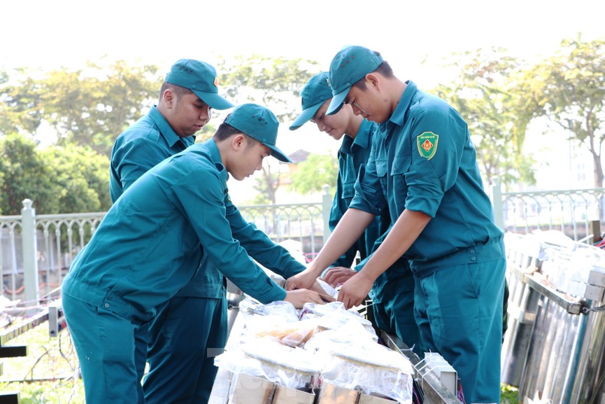 Trận địa pháo hoa trước giờ khai hoả đón năm mới ở Sài Gòn - ảnh 15