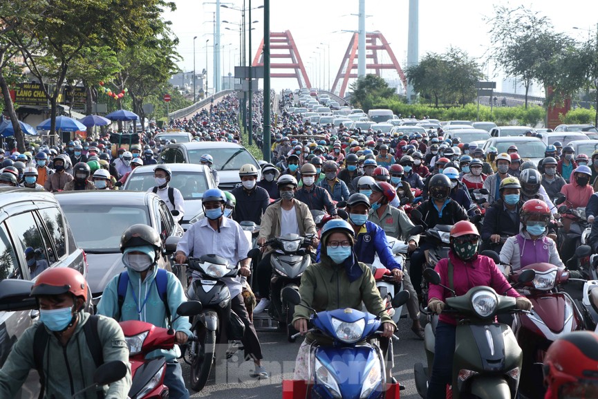 Cửa ngõ Sài Gòn kẹt xe kinh hoàng ngày làm việc đầu năm 2021 - ảnh 1