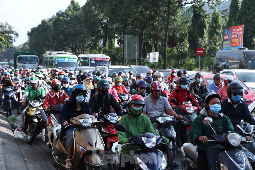 Cửa ngõ Sài Gòn kẹt xe kinh hoàng ngày làm việc đầu năm 2021 - ảnh 4