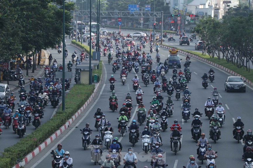 Cửa ngõ Sài Gòn kẹt xe kinh hoàng ngày làm việc đầu năm 2021 - ảnh 5
