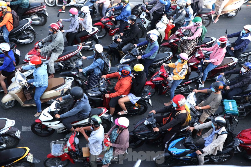 Cửa ngõ Sài Gòn kẹt xe kinh hoàng ngày làm việc đầu năm 2021 - ảnh 6
