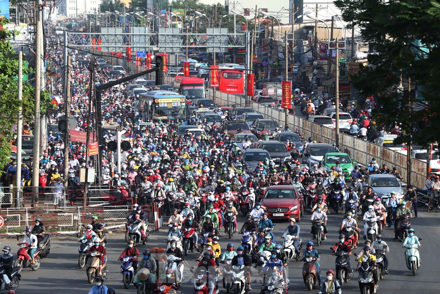 Cửa ngõ Sài Gòn kẹt xe kinh hoàng ngày làm việc đầu năm 2021 - ảnh 7