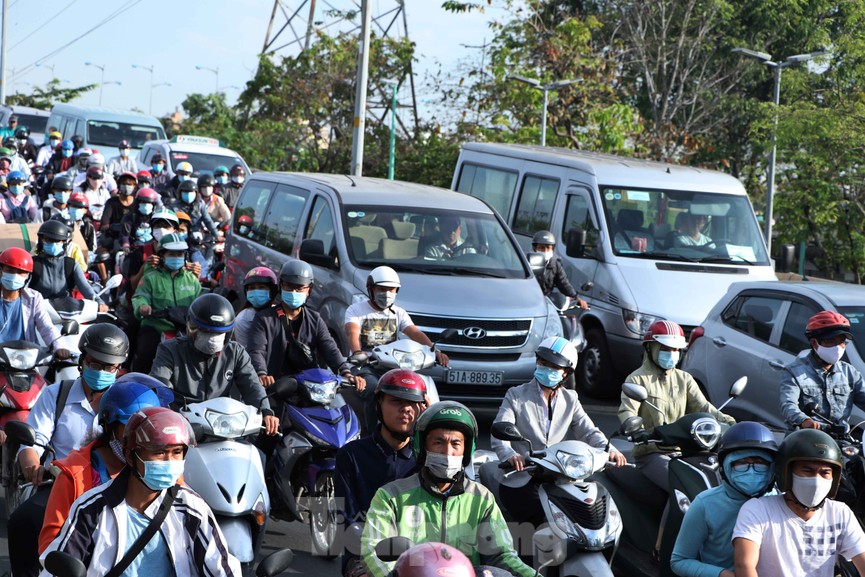 Cửa ngõ Sài Gòn kẹt xe kinh hoàng ngày làm việc đầu năm 2021 - ảnh 8