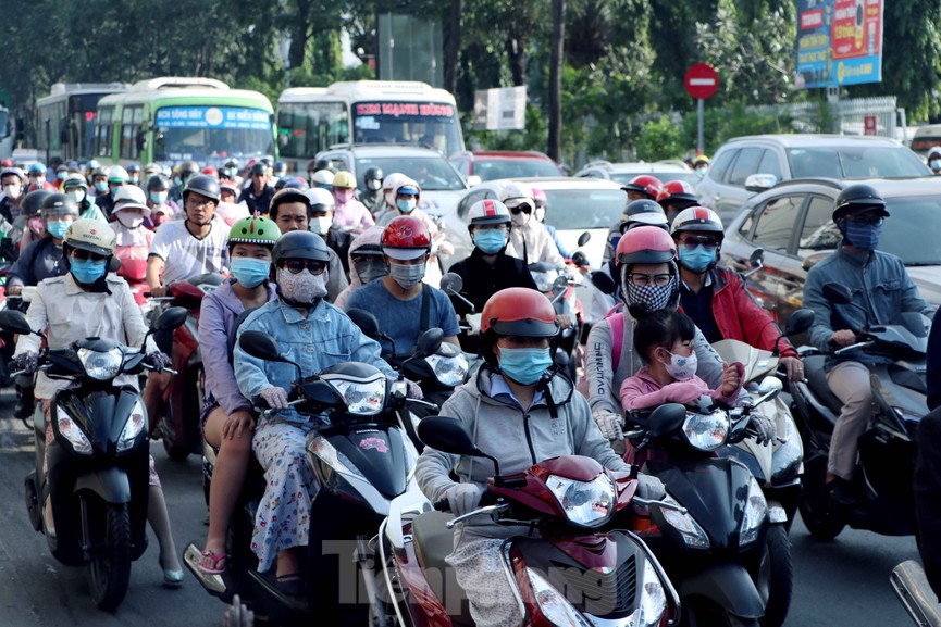 Cửa ngõ Sài Gòn kẹt xe kinh hoàng ngày làm việc đầu năm 2021 - ảnh 10