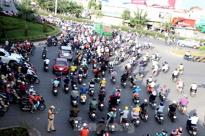 Cửa ngõ Sài Gòn kẹt xe kinh hoàng ngày làm việc đầu năm 2021 - ảnh 12