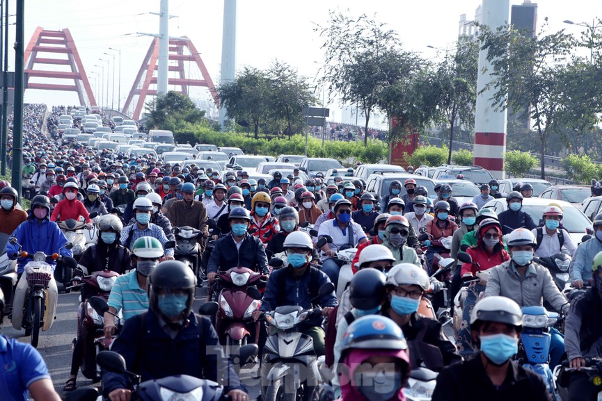 Cửa ngõ Sài Gòn kẹt xe kinh hoàng ngày làm việc đầu năm 2021 - ảnh 13