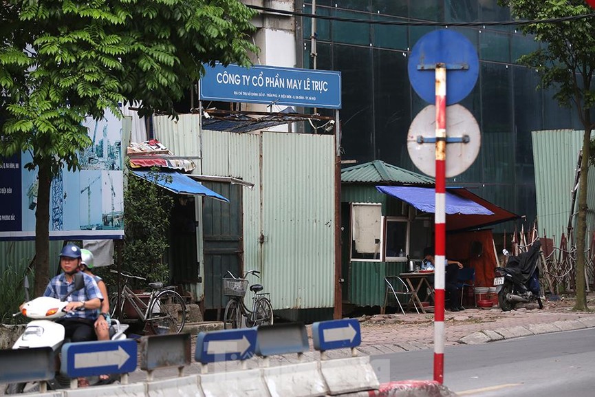 Hiện trạng toà nhà 8B Lê Trực sau nhiều năm yêu cầu 'cắt ngọn' - ảnh 2